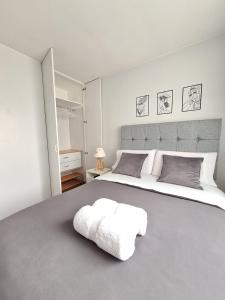 a bedroom with a large bed with two towels on it at Habitación en departamento Compartido - La Paz 504 in Lima