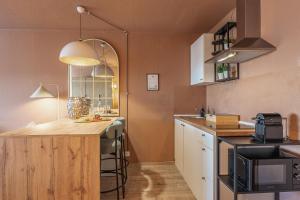 a kitchen with a counter and a counter top at ALPHIRA - Vista Montagne e Deposito per Sci e Bici in Pila