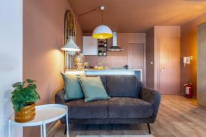 a living room with a couch and a table at ALPHIRA - Vista Montagne e Deposito per Sci e Bici in Pila