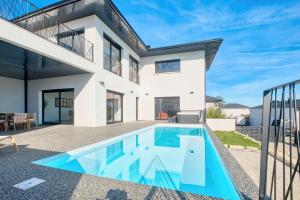a house with a swimming pool in front of it at BELLEVUE 2, piscine, jacuzzi, sauna in Champcevinel +59 photos