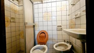 a bathroom with a toilet and a sink at La mansion caballero hostal in Asunción +26 photos