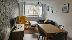 a living room with a table and a dining room at T3 idéalement situé in Mérignac