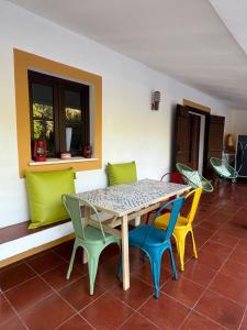 a table and chairs in a room at Quinta do Faisco in Évora
