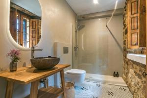a bathroom with a sink and a shower at La Villa de Carla in Borleña