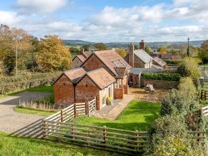 an old brick house in a village with a fence at 1 Bed in Ludlow oc-92768 in Hopton Cangeford