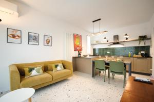 a living room with a couch and a table at Me amìa in Dolo