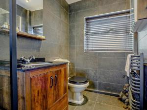 a bathroom with a toilet and a sink at 2 Bed in Spalding oc-91528 in Surfleet +10 photos