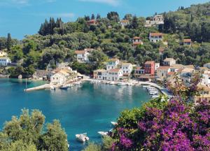 a small town on the shore of a body of water at Villa Adrianna in Longós