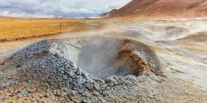 a hot spring in the middle of a desert at Litli Geysir Hotel in Haukadalur