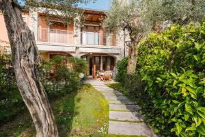 an exterior view of a house with a garden at Villetta Le Scaje in Torri del Benaco