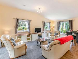 a living room with couches and a tv at 2 Bed in Malton oc-87936 in West Heslerton