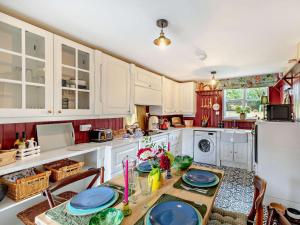 a kitchen with a table with blue plates on it at 2 Bed in Hemel Hempstead oc-95536 in Great Gaddesden