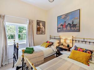 a bedroom with two beds and a window at 2 Bed in Hemel Hempstead oc-95536 in Great Gaddesden