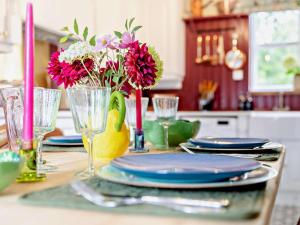 a table with plates and flowers in a kitchen at 2 Bed in Hemel Hempstead oc-95536 in Great Gaddesden +19 photos