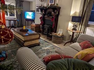 a living room with a couch and a tv at 2 Bed in Hemel Hempstead oc-95536 in Great Gaddesden