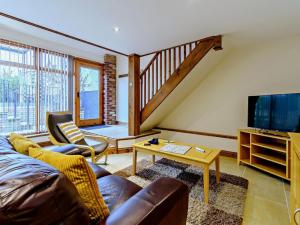 a living room with a couch and a tv at 1 Bed in Doncaster oc-93769 in Mattersey