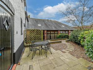 a patio with a table and chairs next to a building at 2 Bed in Doncaster oc-93770 in Mattersey