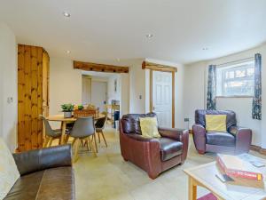 a living room with leather chairs and a table at 2 Bed in Doncaster oc-93770 in Mattersey