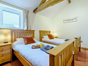 two twin beds in a room with a window at 2 Bed in Doncaster oc-93770 in Mattersey