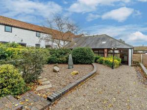 a house with a yard with a garden sidx sidx sidx at 1 Bed in Doncaster oc-93768 in Mattersey