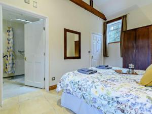 a bedroom with a bed and a window at 1 Bed in Doncaster oc-93768 in Mattersey
