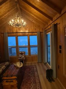 a bedroom with a chandelier in a cabin at Lava Mountain Lodge in Dubois