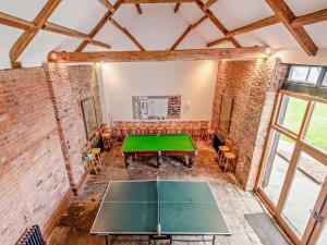 an overhead view of a ping pong table in a room at 1 Bed in Doncaster oc-93572 in Mattersey