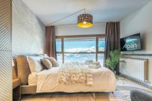a bedroom with a bed and a large window at ALPHIRA - Vista Montagne e Deposito per Sci e Bici in Pila