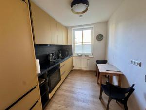 a small kitchen with a table and a dining room at Komfortables Innenstadt-Apartment WOLF - Zentrumlage in Sankt Pölten