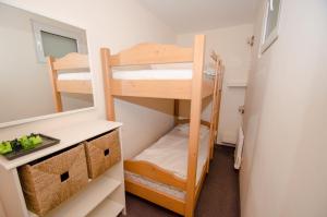una stanza con due letti a castello e uno specchio di Appartement THE GOOD VIEW by All in One Apartments a Zell am See