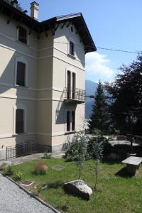 a building with a balcony on the side of it at Villa Emilia in Craveggia