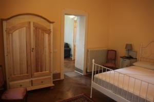 1 dormitorio con 1 cama y puerta abierta en Villa Emilia, en Craveggia
