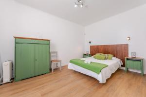 เตียงในห้องที่ Casas do Vale -T2