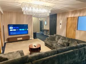 a living room with a couch and a tv at City Apartment Hamburg Work Relax Repeat in Hamburg