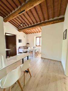 a kitchen and living room with a table and chairs at Agriturismo Colle Sereno in Castiglione dʼOrcia