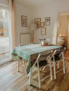 a dining room table with a green table cloth on it at Ferienhaus "Schmale Gisela" bis zu 6 Personen mit Garten und Parkplätzen in Seligenstadt