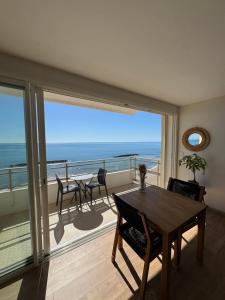 a dining room with a view of the ocean at La Tour Somma in Valras-Plage
