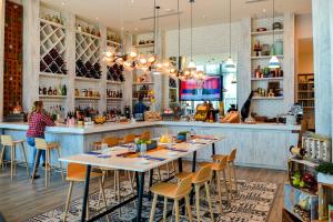 a restaurant with tables and chairs and a bar at Hollywood Beach Luxury & Ocean Views in Hollywood