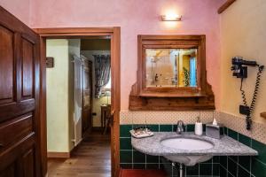 a bathroom with a sink and a mirror at Anderbätt - Camera e Cucina in Gressoney-la-Trinité