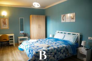 a blue bedroom with a bed and a wooden cabinet at Belvedere Benedetto in Castelnuovo Parano
