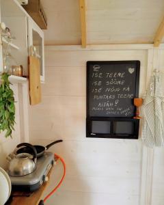 a tea kettle on a stove in a kitchen at Ränduri Pesa Paiveli koplis in Myustelʼ