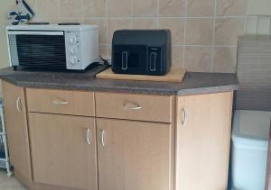 a microwave sitting on top of a counter at Outeniqua Strandwoonstel in Great Brak River