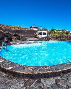 a large swimming pool with blue water at Salitre La Caleta El Hierro in La Caleta