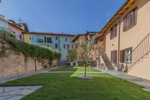 a small tree in a yard next to a building at Ca Magnolia Appartamento 3 in Lierna