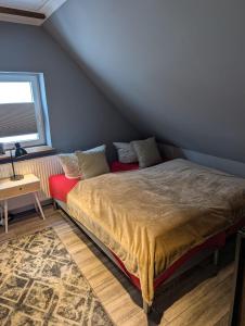 a bedroom with a bed and a red couch at Stadtnah an der Förde 57 01 in Flensburg