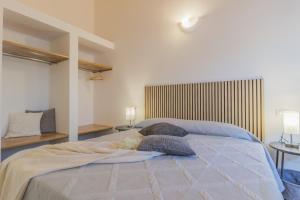 a bedroom with a bed with two tables and two lamps at Ca Magnolia Appartamento 4 in Lierna