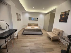 a bedroom with a bed and a desk and a chair at B&B Da Vinci in Cassano delle Murge