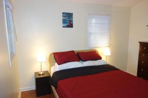 a bedroom with a bed with two red pillows at Mountain home in Newland in Newland