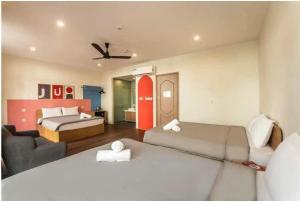 a hotel room with two beds and a couch at Thanh hoa HOMESTAY in Hòa Bình