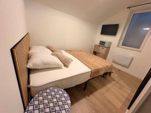a small bedroom with a bed and a window at Auberge du roc in Saint-Ambroix